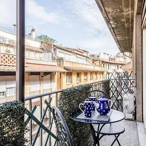 Apartment Guesthost - Elegant Ponte Vecchio, Florence